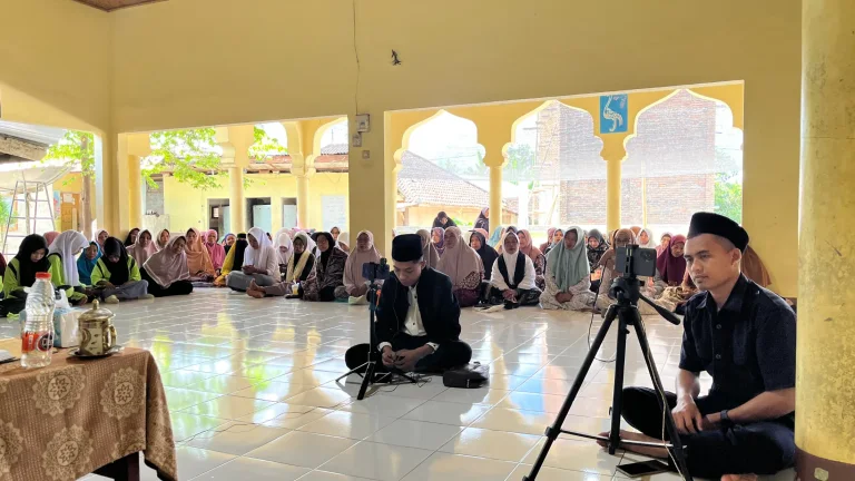 Bantu 150 Jamaah Majelis Taklim Sirajul Huda Miliki Karpet yang Layak